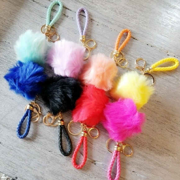 FAUX FUR POM POM KEYCHAIN - Picture 3 of 4
